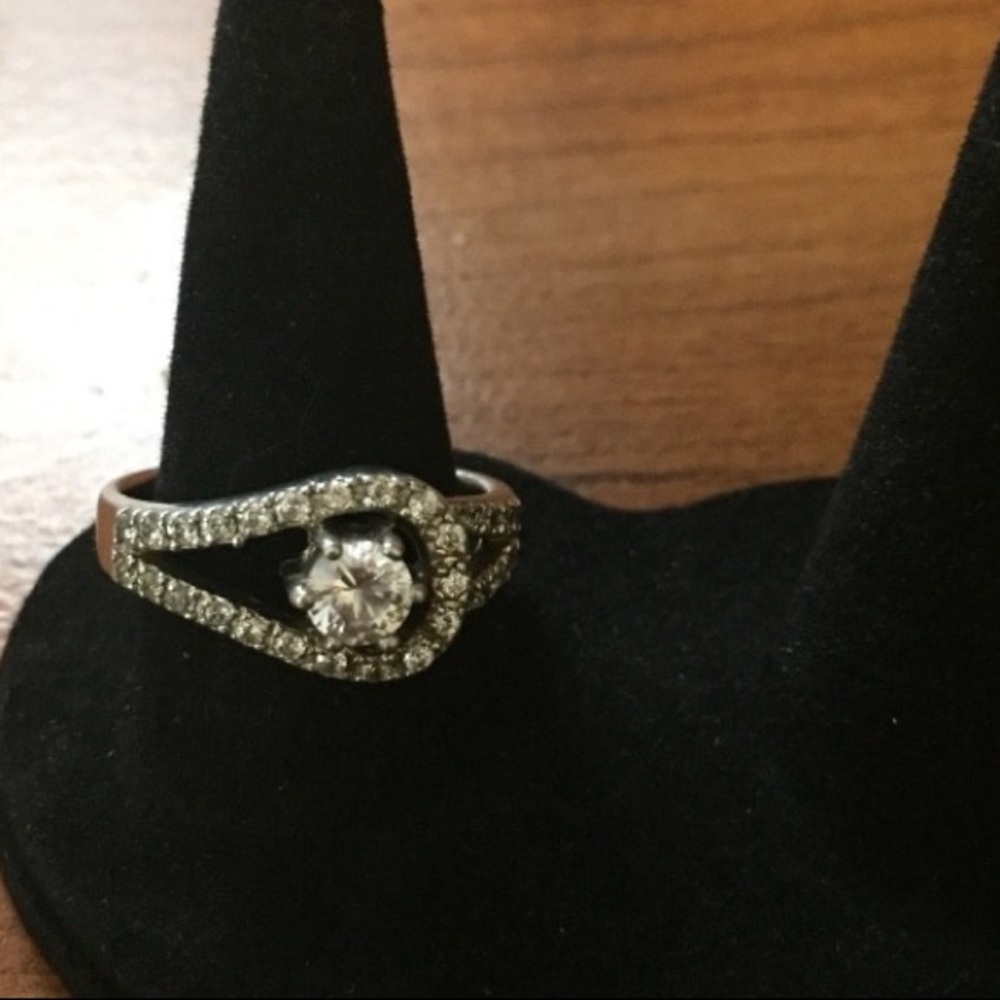 Ladies fashion ring